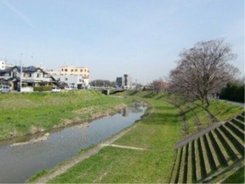 入居者様の散歩のコースになっている川原である。桜の木が植えられており、春になると川沿いには美しい情景が広がる。