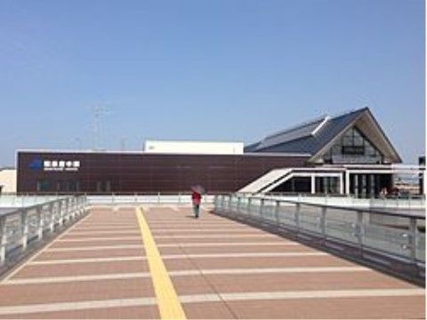 駅には地上のみならず、幅員が広く確保された歩道橋からでも駅へアクセスすることができるため、安全かつ便利である。