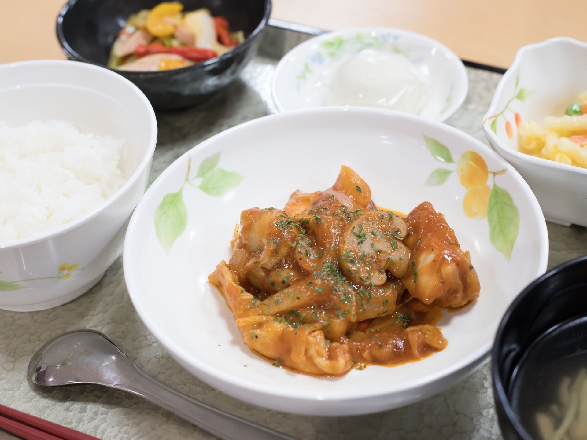 一汁三菜の献立が器に盛られ並べられている。食材を多く使用し、色彩豊かで栄養バランスが考慮されている。