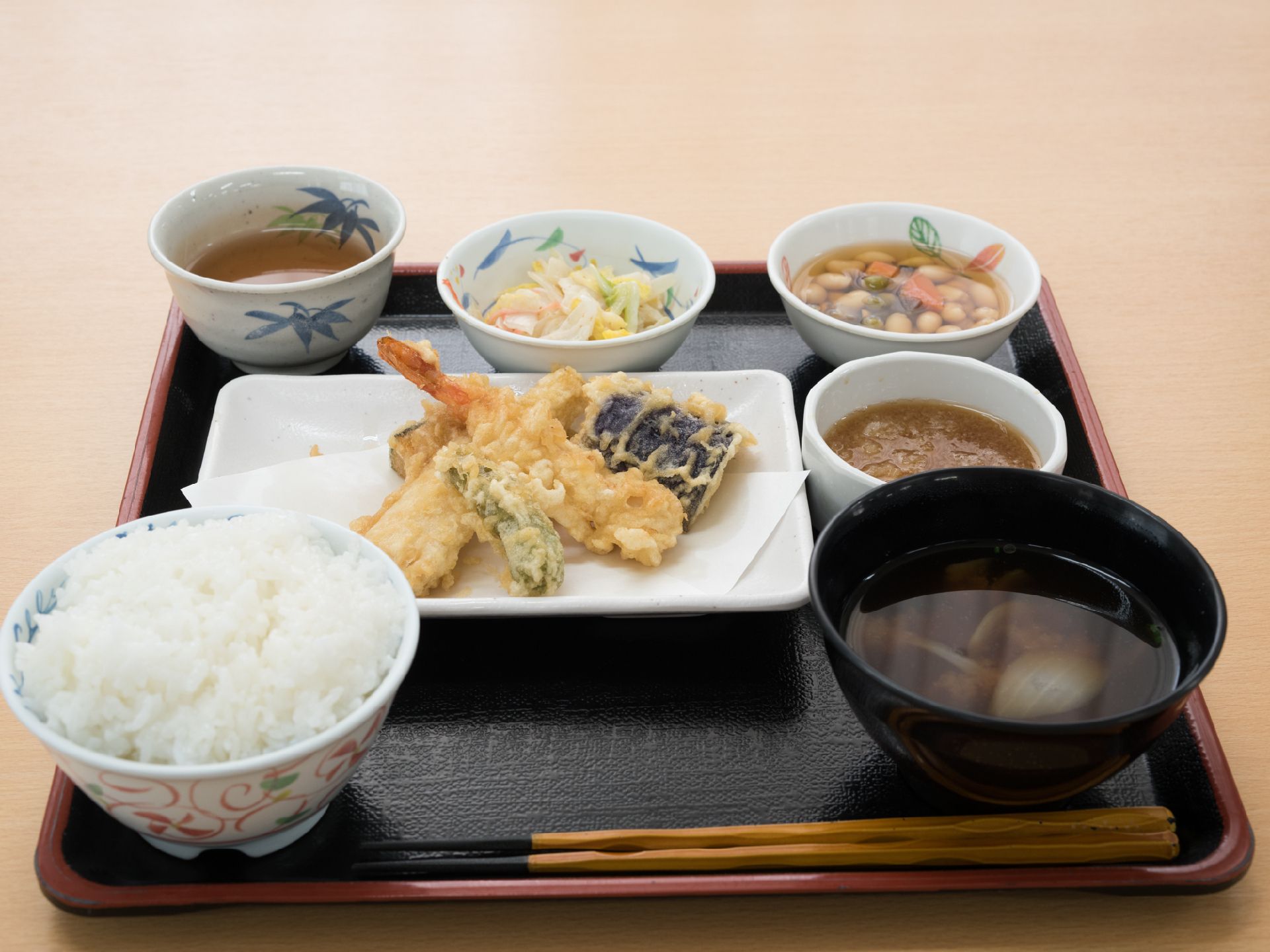 栄養バランスを考えて整えられている、品目の多い食事の例