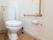 居室のトイレには、手すりがついてる。手すり近くには、ナースコールがあり、座ったままでも押せるように、ひもが付いている。