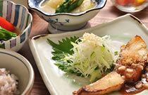 赤飯と魚の煮つけやサラダ