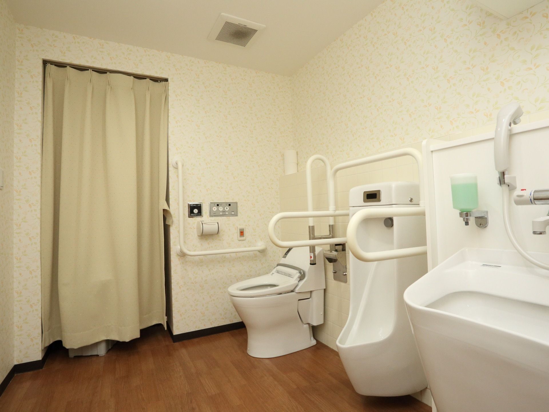 オストメイト対応の、広々としたトイレが完備されている。男性用トイレもある。要所に手すりが備えつけられている。