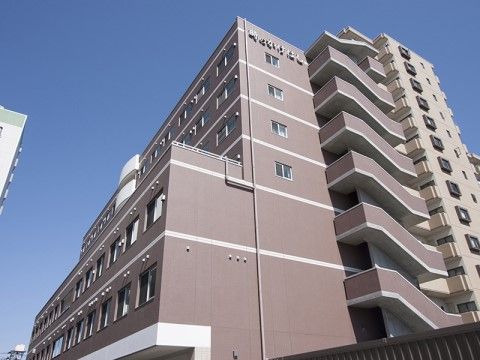 8階建てのサービス付き高齢者向け住宅の外観