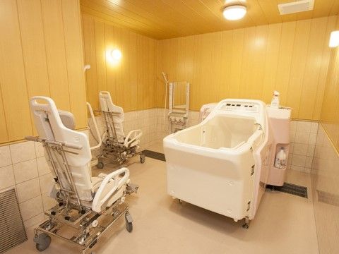 介護用の機器が設置された浴室