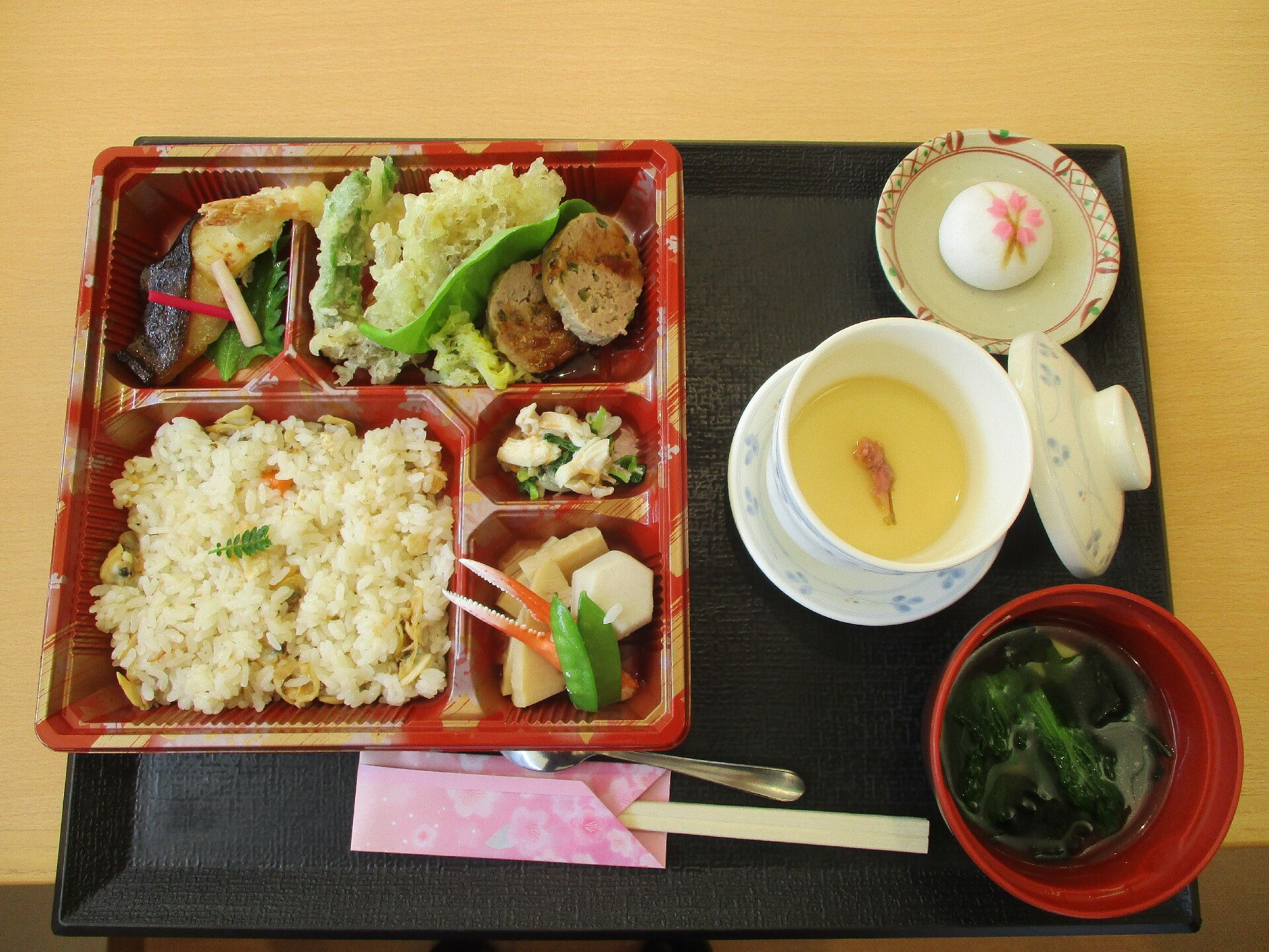 おこわと天ぷらの盛り合わせのセット
