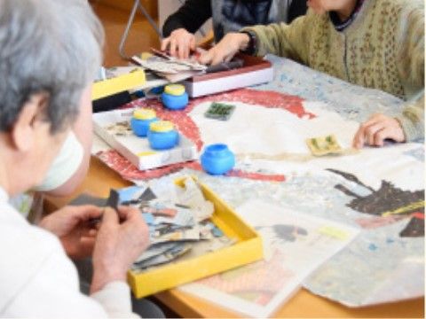 工作の時間に、紙と糊を使ってそれぞれの作品を作る入居者の皆さん