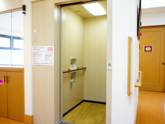 エレベーター内部