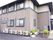 2階建ての一般住宅を施設として利用している。建物の横に室外機が列をなしておいてある。玄関にはスロープがある。