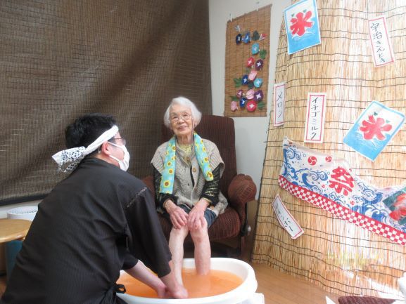 レクリエーションをする入居者