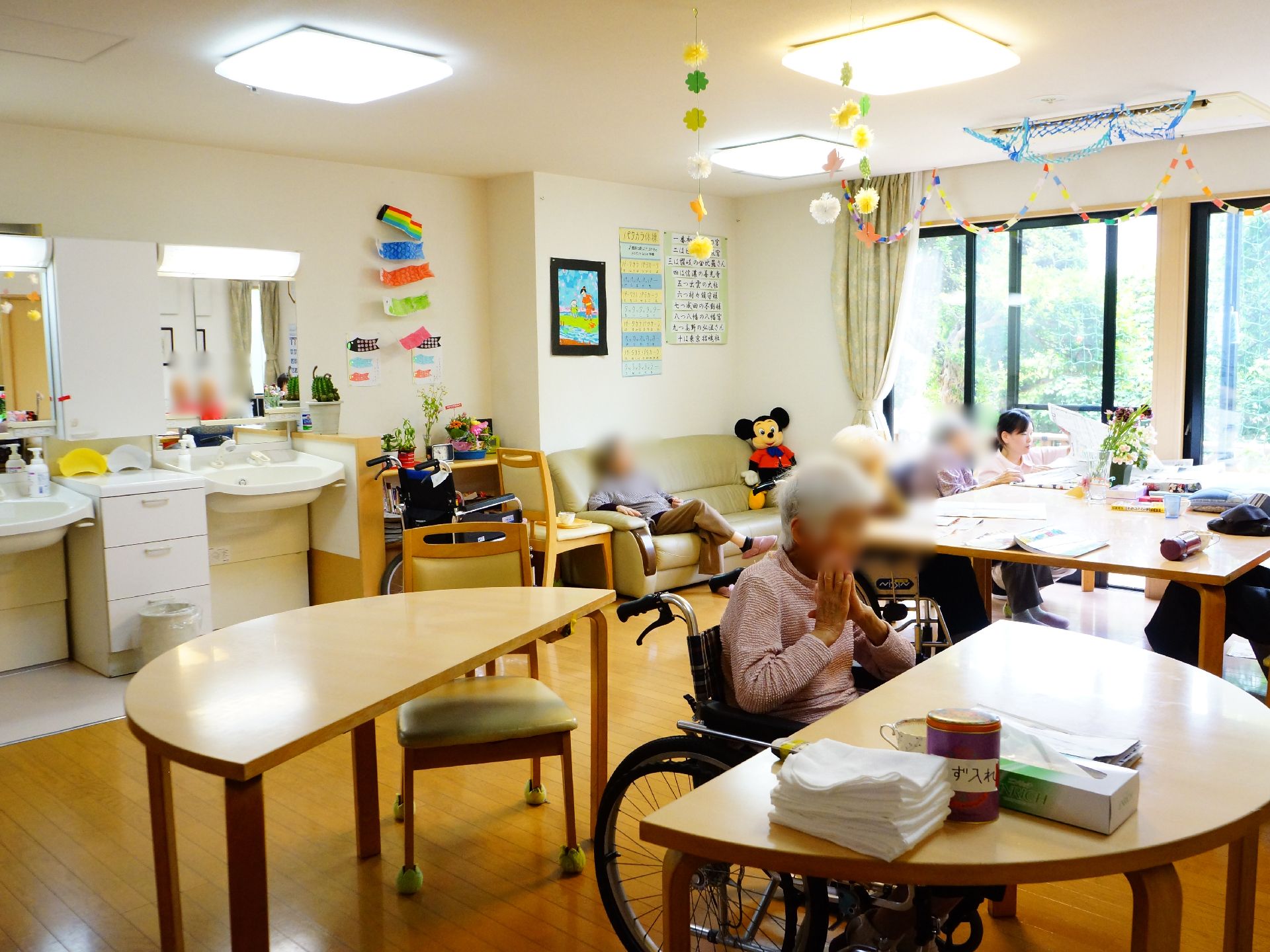 リビングには、共同の洗面所が設置してある。ソファーがあり、くつろぐことができる。テーブル、椅子があり入居者が歓談したり、テレビを見て過ごす。