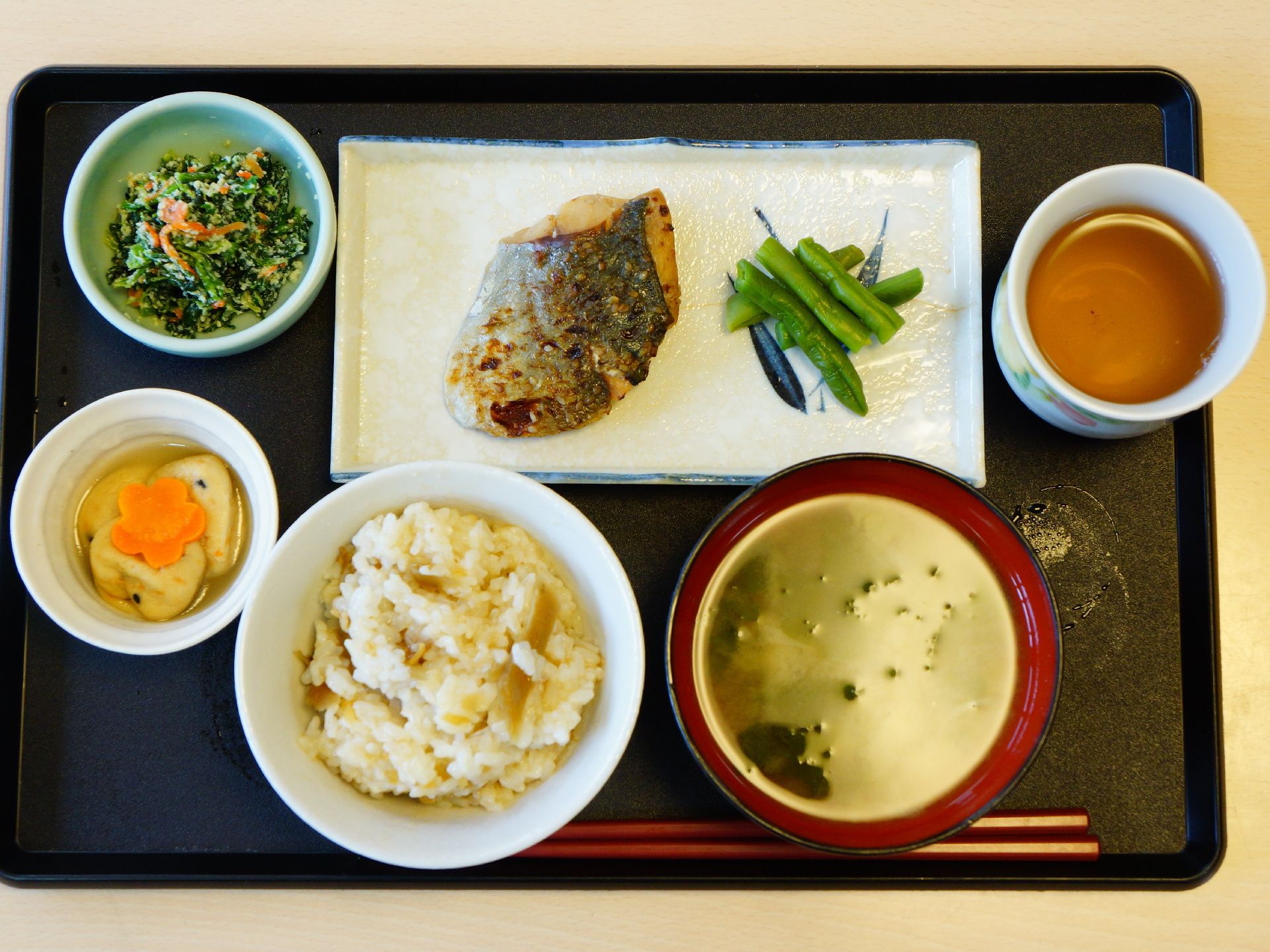 食事は一汁三菜、しっかり栄養を採れるよう配慮されたメニューになっている。彩りも鮮やかで人参が花びら型になっていたりと手間がかかっている。