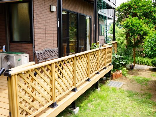 ラティスのついたウッドデッキ