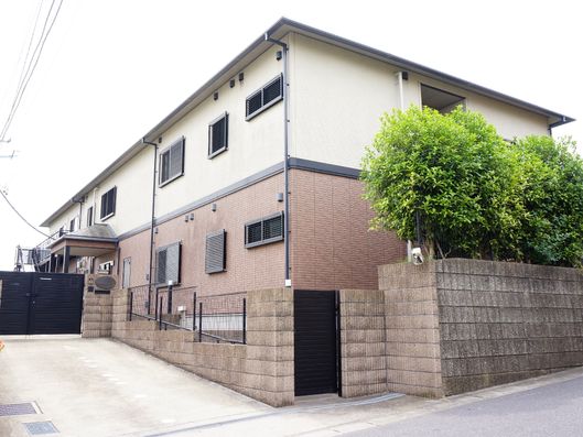 落ち着いた佇まいの建物