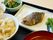 焼き魚、煮物、青菜の和え物など、栄養バランスを考えた和食中心の食事。彩豊かな盛り付けが食欲をそそる。