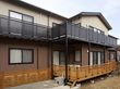 民家のような２階建ての建物である。おしゃれなウッドデッキでは、ひなたぼっこや休憩をしてリラックスができる。