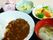 カレーライスの副菜には野菜をたっぷり使用した炒め物、サラダ、カブとしいたけのスープの他、デザートが並ぶバランスのとれた献立となっている。