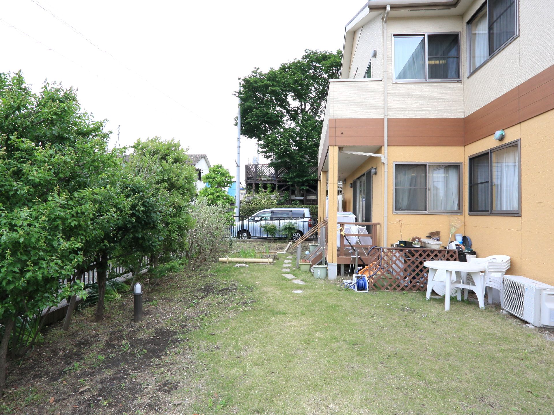 建物の敷地は木々と塀に囲まれている。芝生や小さな畑もあり、敷地内を散歩したり、自然や土に触れあえる環境がある。