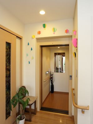 壁に飾られたペーパークラフト