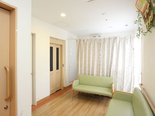 明るい雰囲気の談話スペース