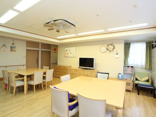 大きなテーブルがある共有スペース