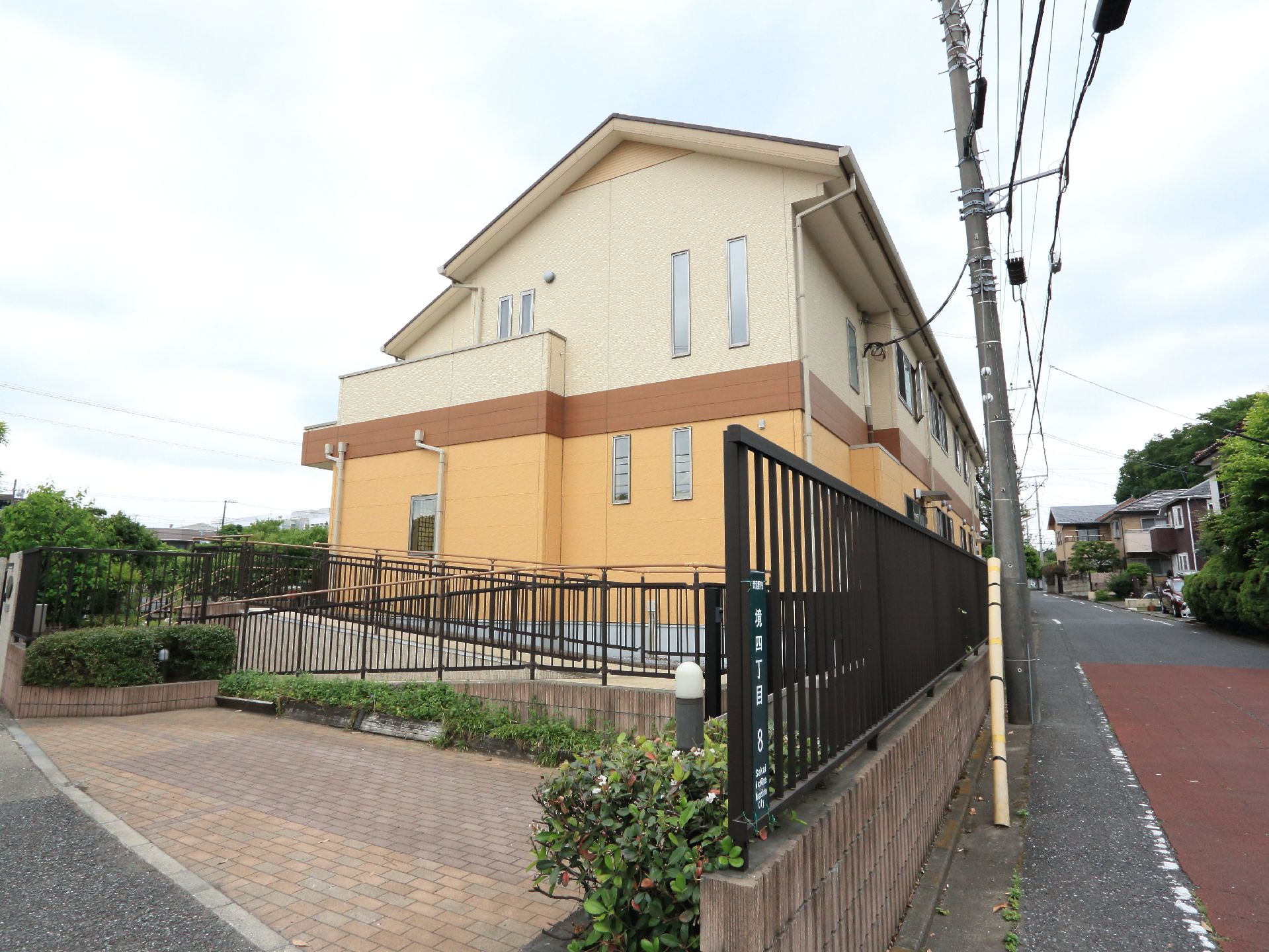 閑静な住宅街の一角に立地する施設の建物は道路に面している。道路からのアプローチも段差がなくスロープでスムーズ。