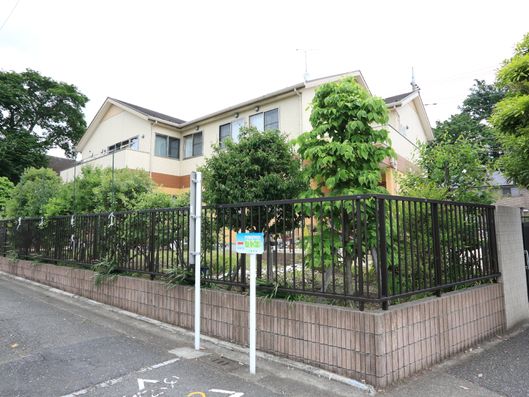 陽当たりの良い角地に立地