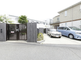 明るい住宅街の介護施設の外観