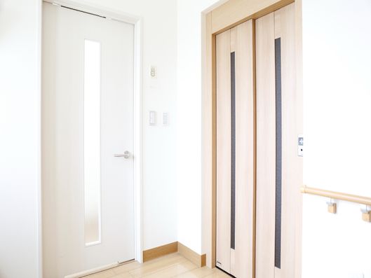 エレベーターと部屋のドア