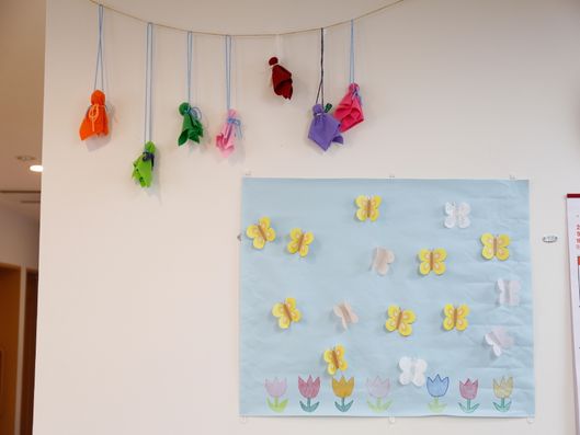 壁を飾られたペーパークラフト