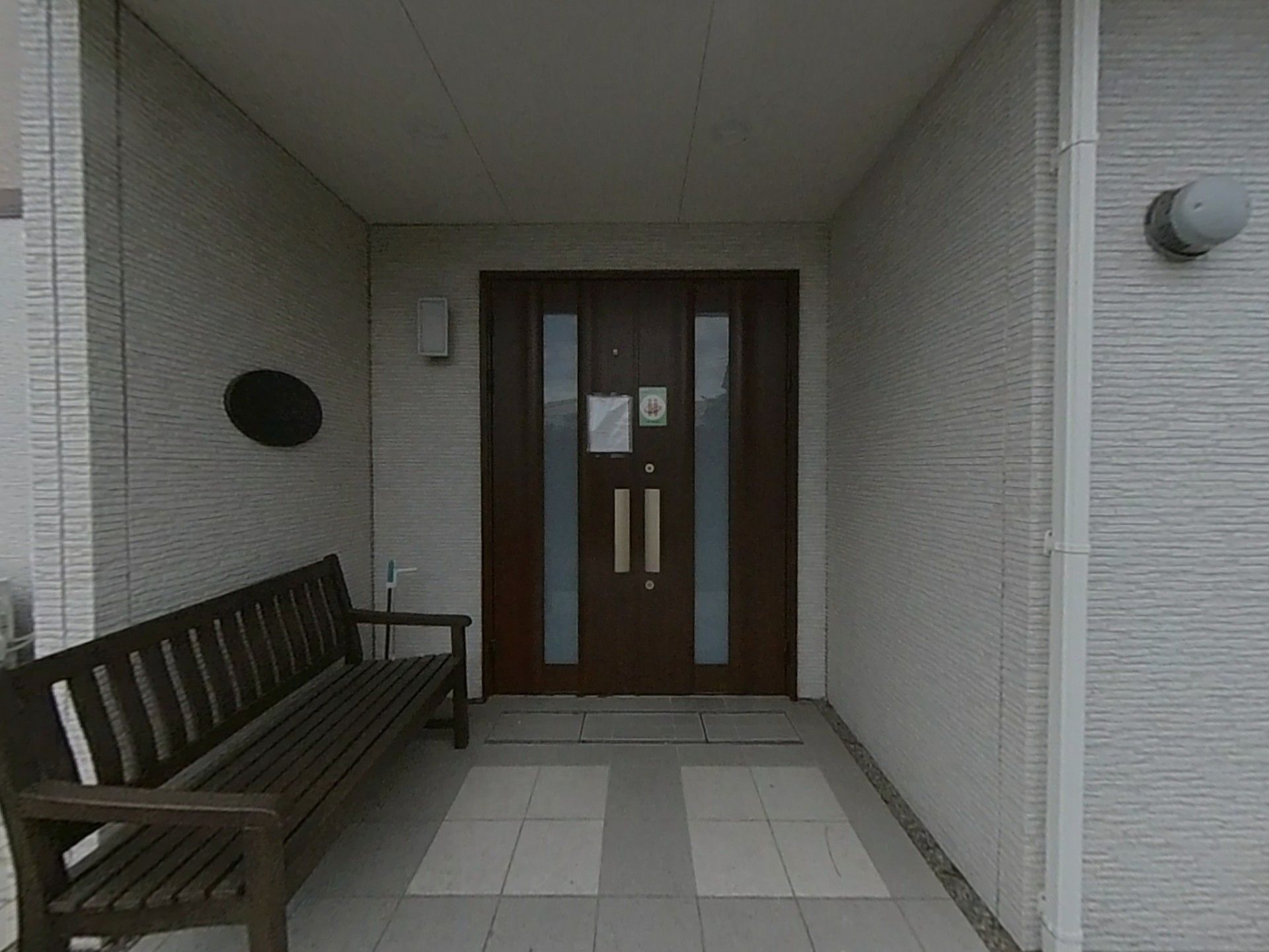 木製ベンチのある玄関