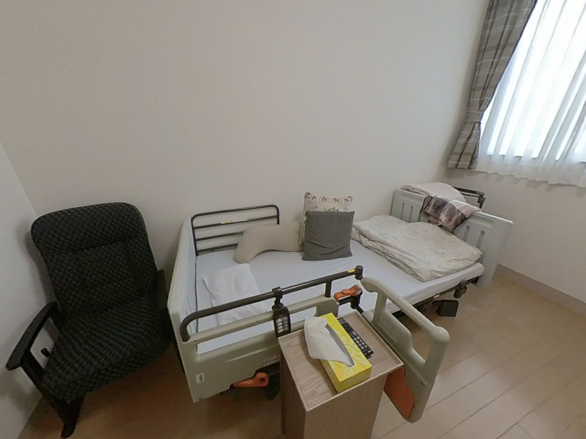 落ち着いた個室のベッド