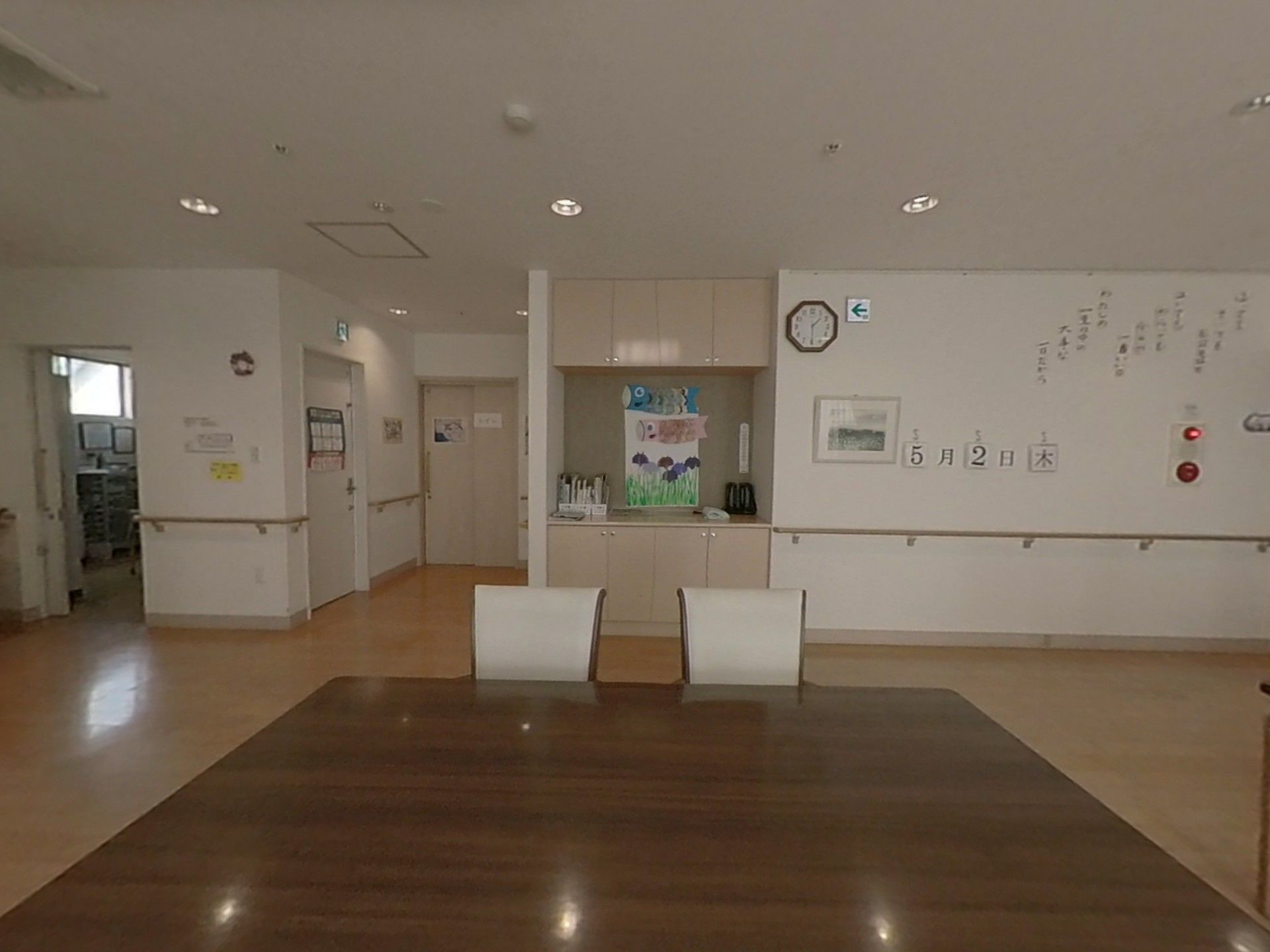 広いテーブルのある部屋