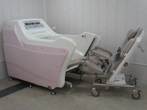 体を動かすことが困難な入居者様専用の介護浴槽になっており、体に負担をかけることなく楽に入浴することができる。