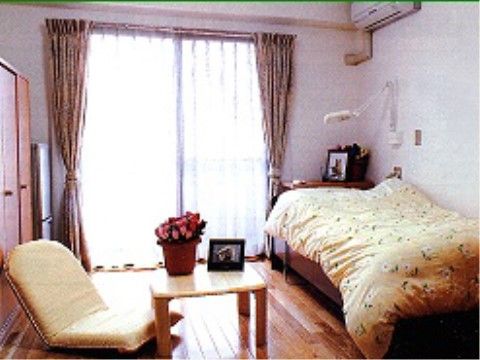 「有料老人ホームアイポケット亀山」の居室。複数の家具を設置できる。