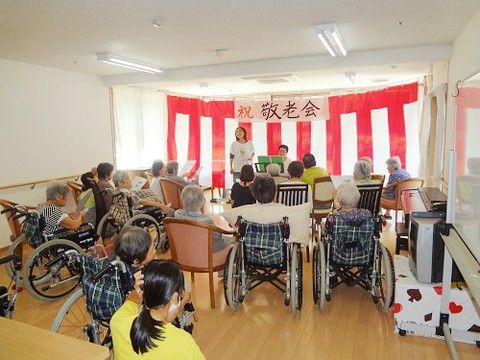イベントで、談話室に集まってスタッフに合わせて歌を歌う入居者の皆さん