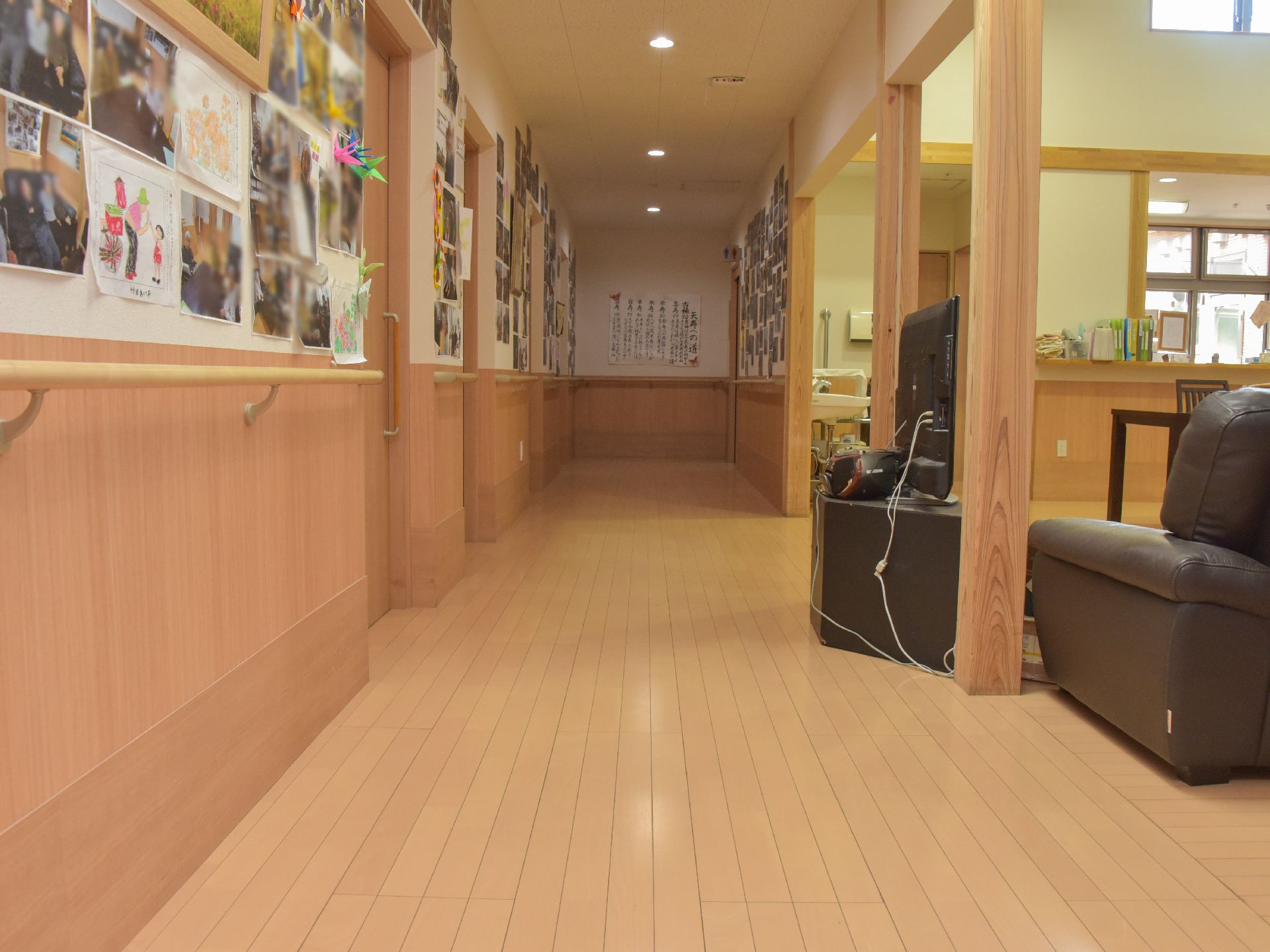 廊下は車いすでも通ることのできる広さがある。両側には手すりがついている。床はフローリングになっていて、車いすでも利用しやすい。