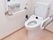 トイレの便座の両脇には手すりが設置されている。座ったままでもナースコールが押せるように、ひもが付いている。