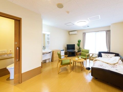 ベッド以外に、1人掛けのチェアを2脚置くなど、空間に余裕のある居室