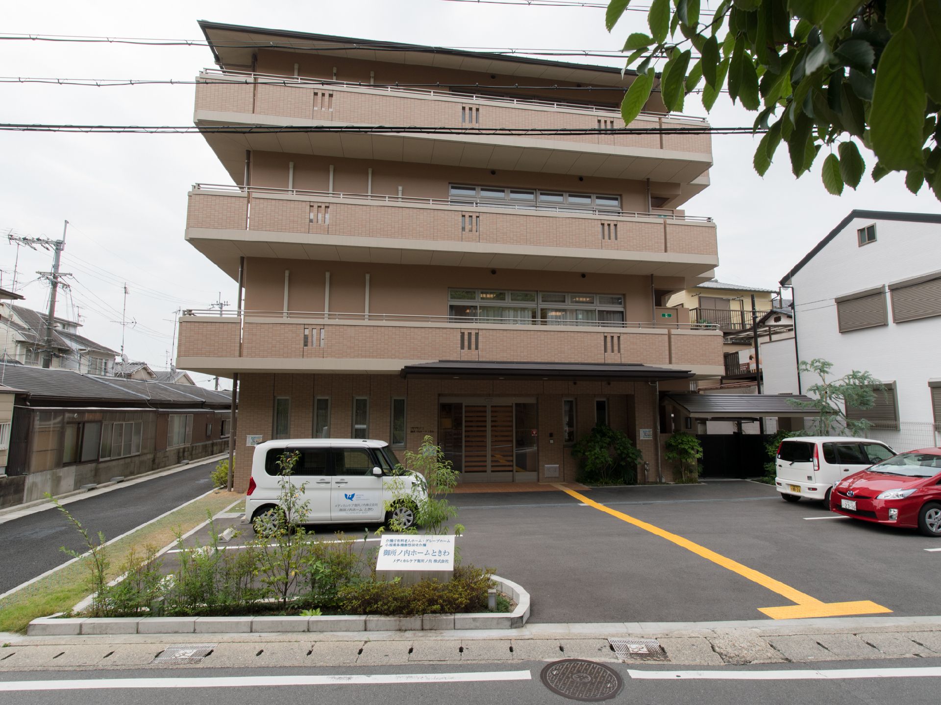 主要道路に面しているので車寄せがよい。道路からエントランスまでは点字ブロックが完備で目の不自由な方でも歩行が安全。