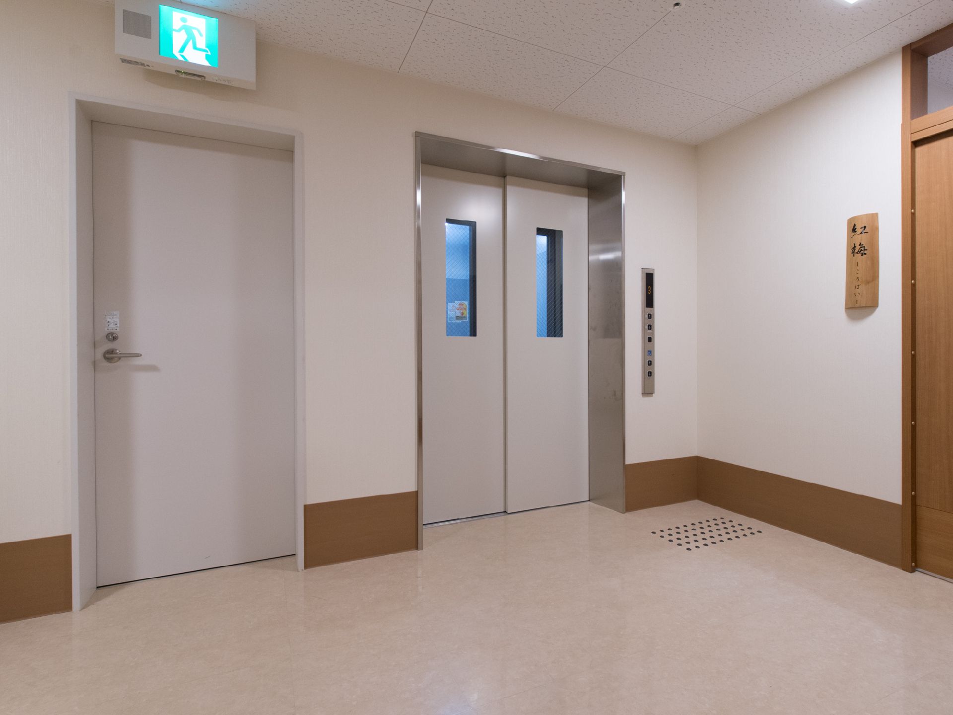 白を基調とした広々とした空間で、エレベーターのドアには小窓が付いている。中にいる人がわかるのでセキュリティー面では安心。
