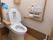 清潔感のあるトイレには、立ち上がったり座る時のエスコート役になる手すりや緊急呼び出しボタンが付いているので安心。