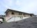 緑豊かな環境に1階建てで立地している施設の外観。広々とした敷地にゆったりと建てられ、開放的な雰囲気がある。