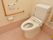 洋式トイレがあり、左右に手すりが取り付けてある。壁には、具合が悪くなった時などに、職員などを呼ぶことができるブザーが設置してある。