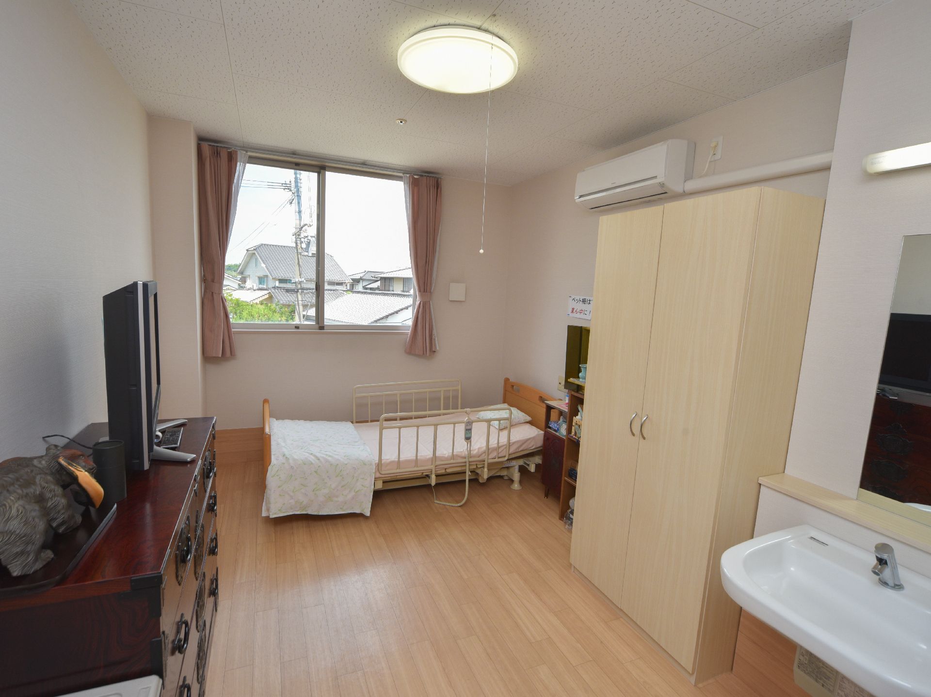 入居者様が自宅で使っていた家具を置き、寛いだ雰囲気の居室