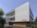 施設は１階の一部に木を用いた、白色を基調とした明るい３階建ての建物である。玄関前には段差がない構造になっている。