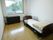 電動ベッドと洋服ダンスが置かれた部屋には腰高窓があり、明るい部屋である。フローリングのため、床が汚れてもすぐにふき取ることができる。