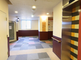清潔で広々とした施設の廊下