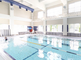 明るく広々とした屋内プール