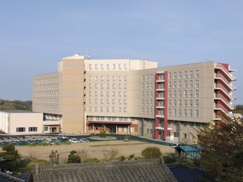 「シルバーレジデンス孔輪閣あけぼの館」の外観。広い敷地に建てられている。